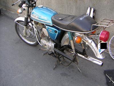 後輪を外した車体