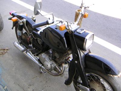 ガソリンタンクを車体に載せた