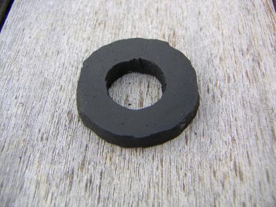 5mm 厚のゴムに穴を開けた
