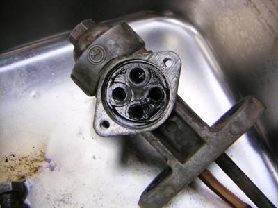 燃料コック掃除中