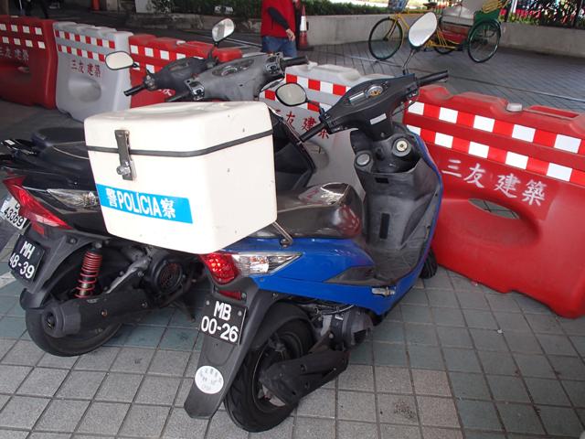 警察車両 後から