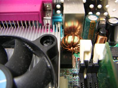 ヒートシンクがコイルに干渉