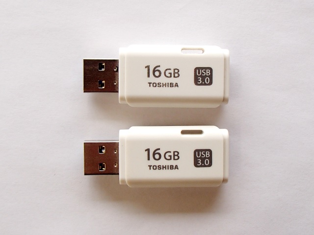 壊れた USB メモリ