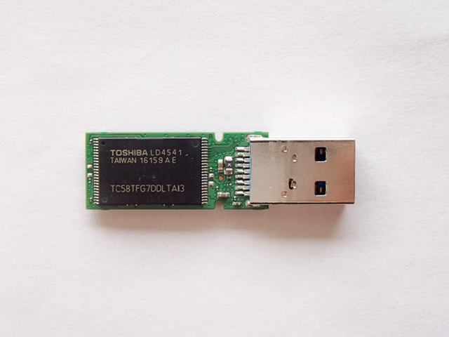 USB メモリのチップ