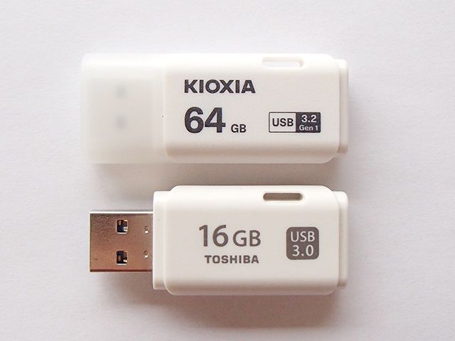 KIOXIA と TOSHIBA の USB メモリ