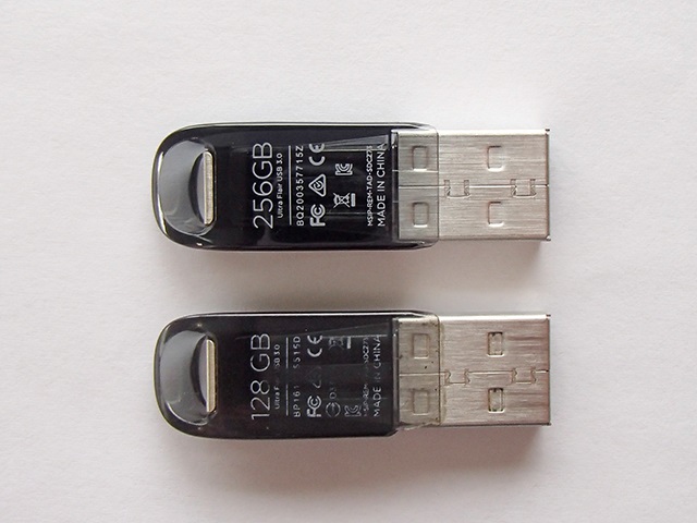 Sandisk の USB メモリ裏