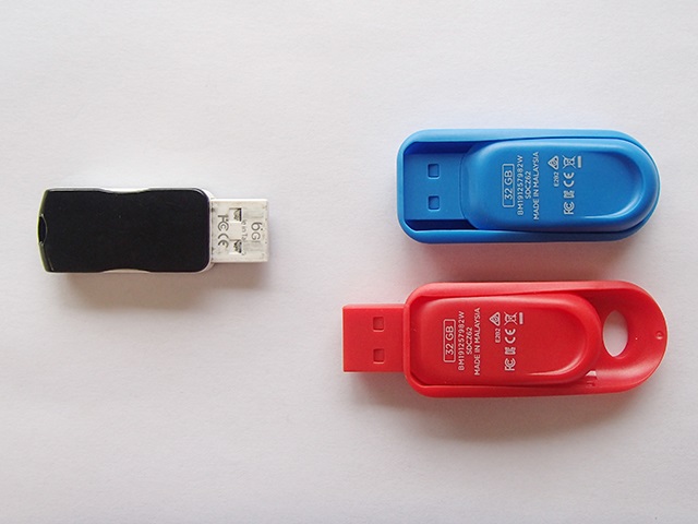 ADTEC と SanDisk の USB メモリ裏